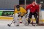 Jaunie hokeja vārtsargi trenējas Kurbads ledus hallē!