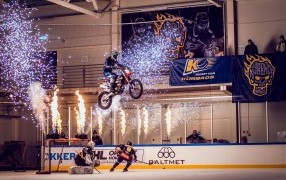 Andris Grīnfelds veic iespaidīgu moto šovu ledus hallē!