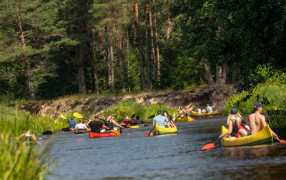 Irbes upes piedzīvojumā – Kurbads 18. laivu brauciens!