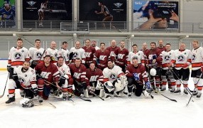 KHL Žurnālisti aizvada hokeja maču Kurbads ledus hallē