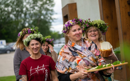 Kurbads ledus halles dāmas apmeklēja Kurbads bāzes ielīgošanas pasākumu. Kurbads ledus halles dāmas apmeklēja Kurbads bāzes ielīgošanas pasākumu.