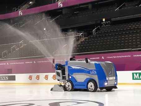 Kurbads "Mamuts" - Ledus mašīna 2024. gada Pasaules čempionātā daiļslidošanā Lietuvā, Žalgira hallē.