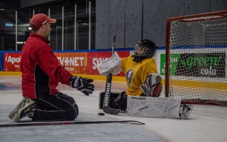 Jaunie hokeja vārtsargi trenējas Kurbads ledus hallē!